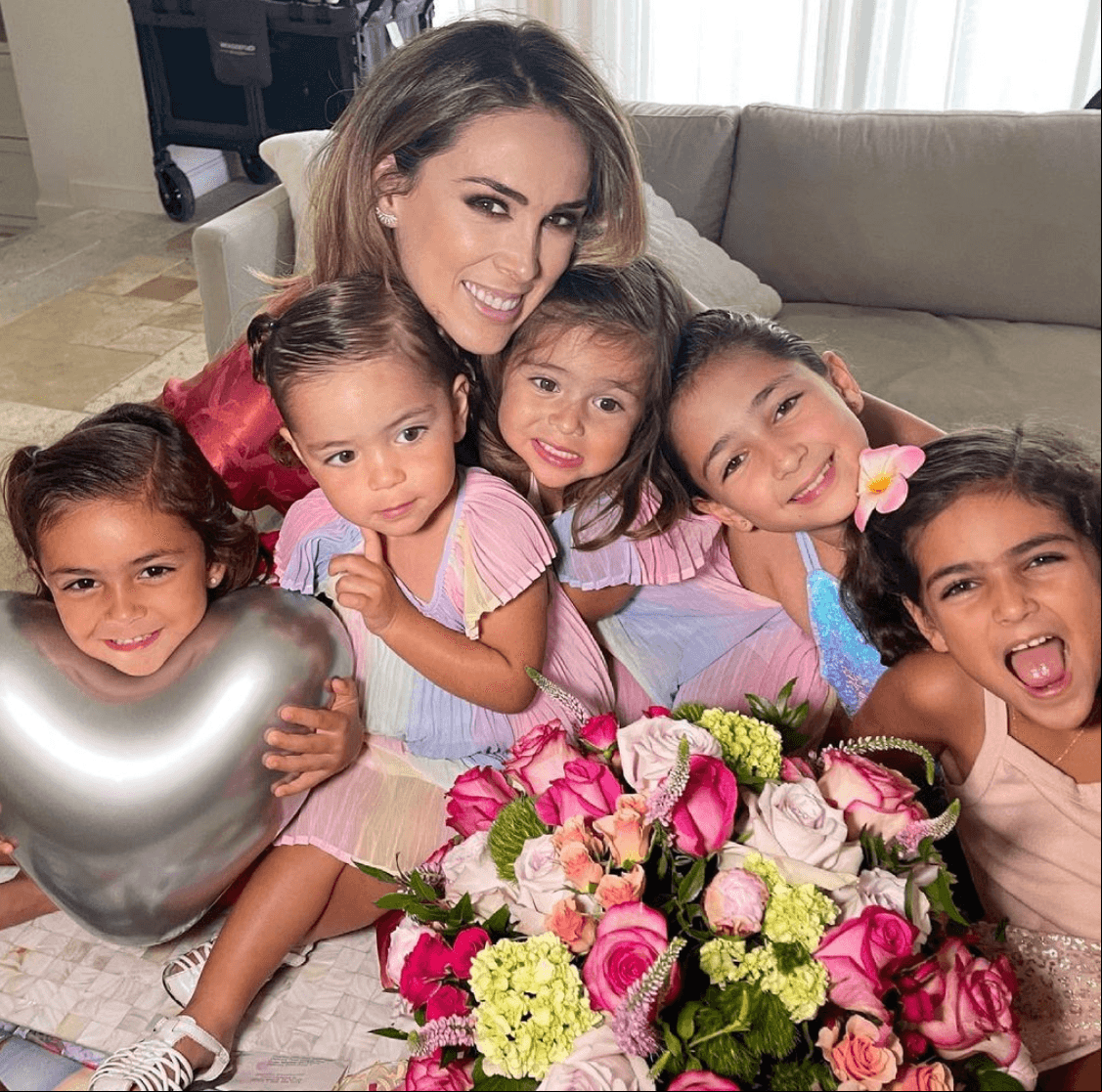Jacky Bracamontes revela si busca tener un niño.