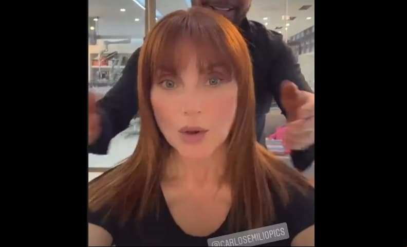 Elizabeth Álvarez comparte en sus redes sociales cómo luce con copete.