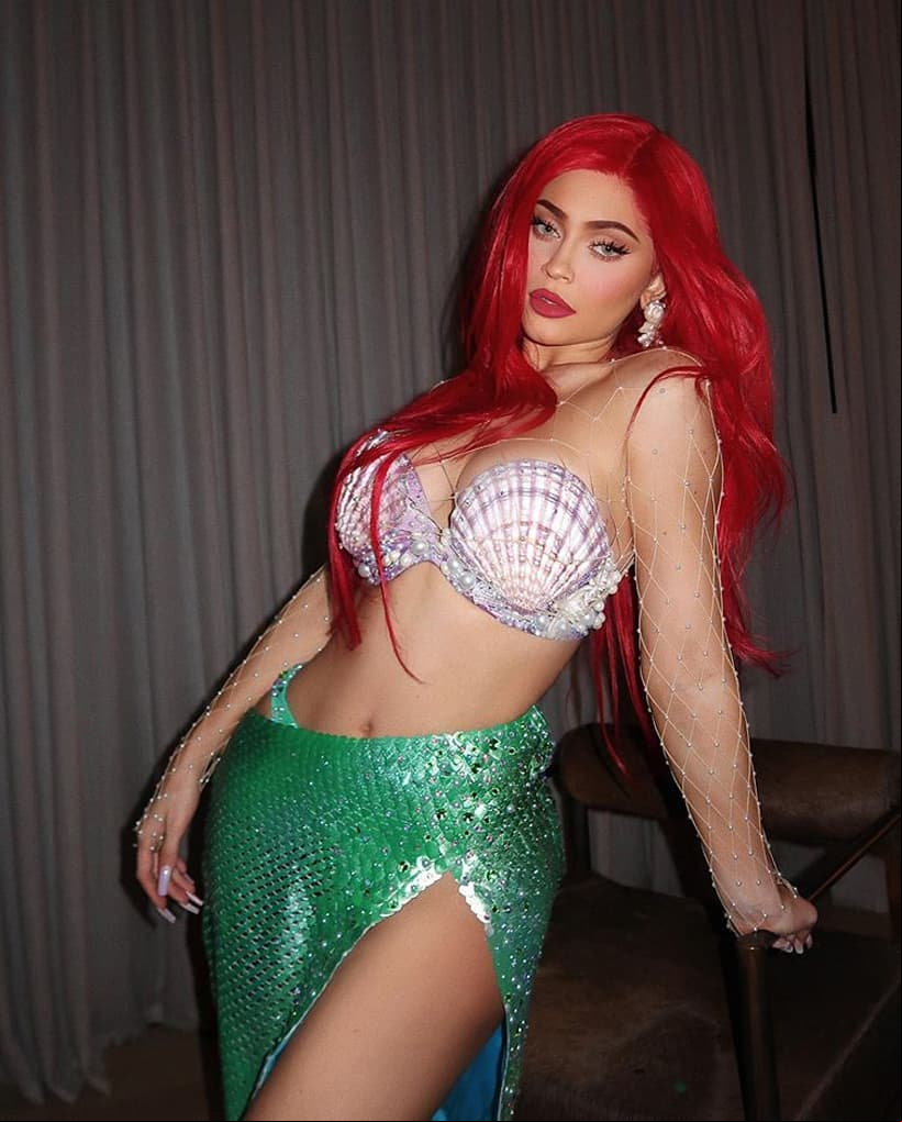 Kylie Jenner se vistió como ‘conejita’ de Playboy, pero destacó su disfraz de ‘Ariel’ de ‘La sirenita’.