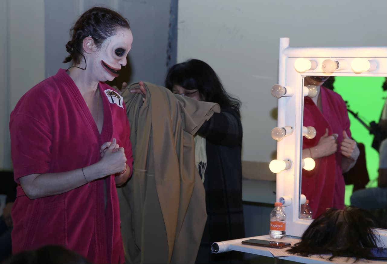 La actriz Yekaterina Kiev caracterizada con maquillaje y apliques de silicón.
