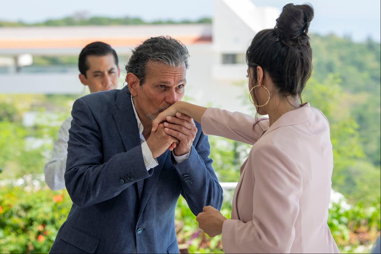 'Olmo' le promete a 'Vera' ayudarle en todo lo que necesita.