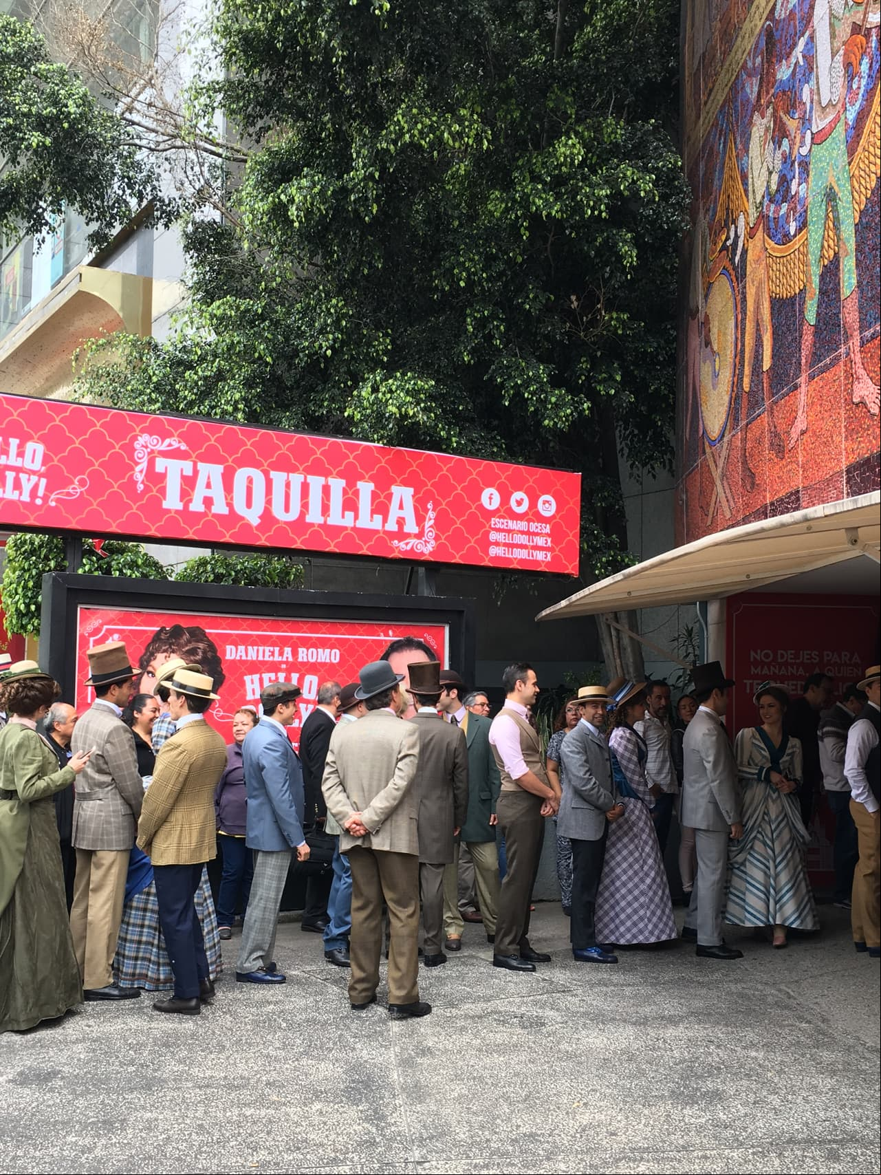 Los actores de la obra Hello Dolly! salieron a la calle para convivir con el público