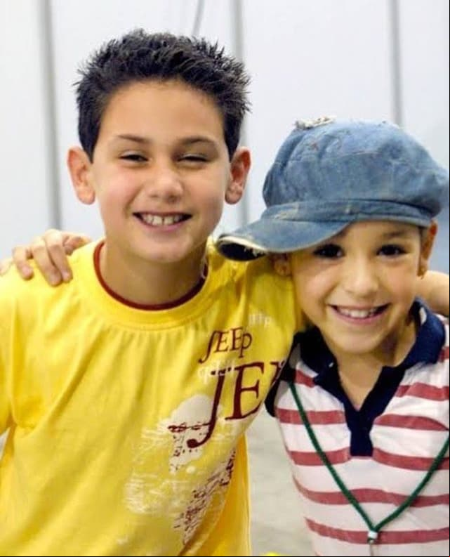 Speitzer, por su parte, es un actor mexicano que comenzó su carrera en telenovelas infantiles como 'Rayito de luz' (2000), 'Aventuras en el tiempo' (2001), 'Cómplices al rescate' (2002) y 'Amy la niña de la mochila azul' en 2004.