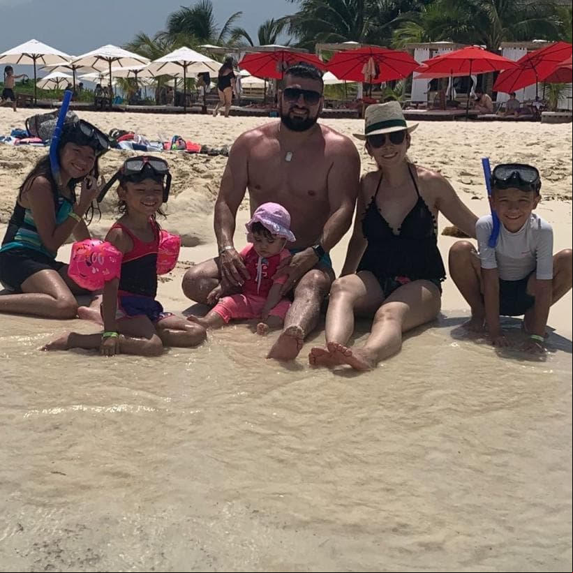 Desde esa fecha, las pequeñas de Karla Luna viven con su padre, su madrastra Karla Panini, su hermanastro Gabriel y su media hermana Isabella, fruto del matrimonio de Panini y Garza.