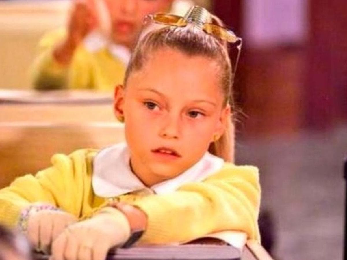 "Simoneta" era la niña que venía de una familia adinerada y todos en la escuela "Patria Unida", donde la maestra "Lupita" (Andrea Legarreta) daba clases, querían ser como ella. Sin embargo, algunos la tachaban de presumida y engreída.