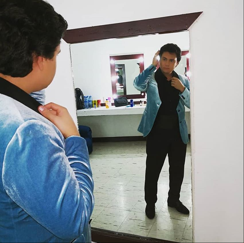“No estoy interesado en los bienes materiales que dejó o en un testamento porque creo que a mí me dejó como herencia su voz y mi talento. Yo nunca me he colgado de él, son los medios los que me asocian y me preguntan”, expresó el joven al señalar que tampoco busca colgarse de la fama del cantante.