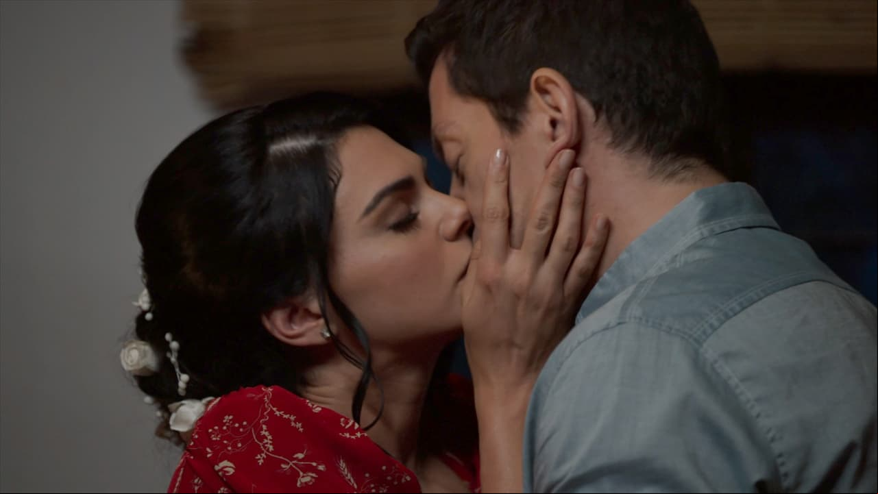 Asimismo, los actores protagonizaron apasionados besos como parte de la historia de amor entre sus personajes.