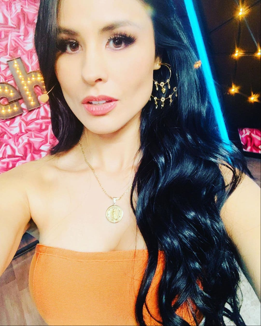 Desde hace ocho años inició su carrera como actriz y conductora. Sin embargo, su destacada intervención en los programas de Telehit la hicieron coronarse como la llamada ‘Bomba Sexy’, seudónimo con el que también se le conoce a Fabiola.