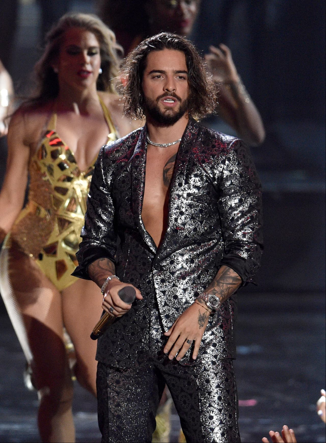 Roban apasionado beso a Maluma en los MTV Video Music Awards