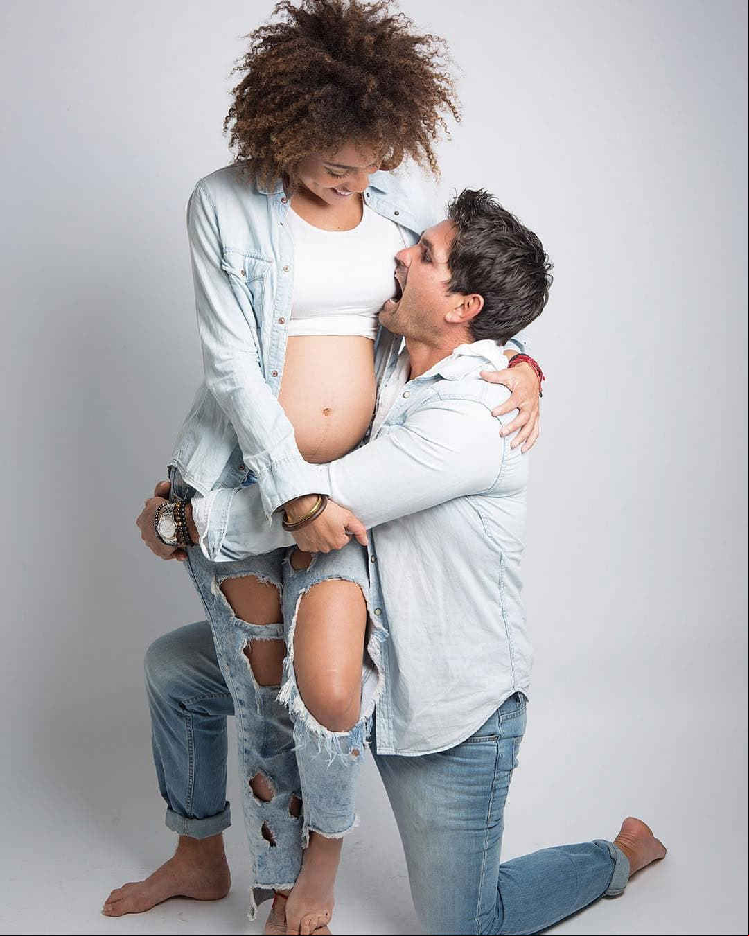 “¡Con amor les compartimos la mayor bendición de nuestras vidas! Dios nos regala la esperanza y fe que solo se pueden alcanzar al tomar sus manos con las nuestras y volvernos una familia. ¡Gracias por este milagro!”, compartió el actor.