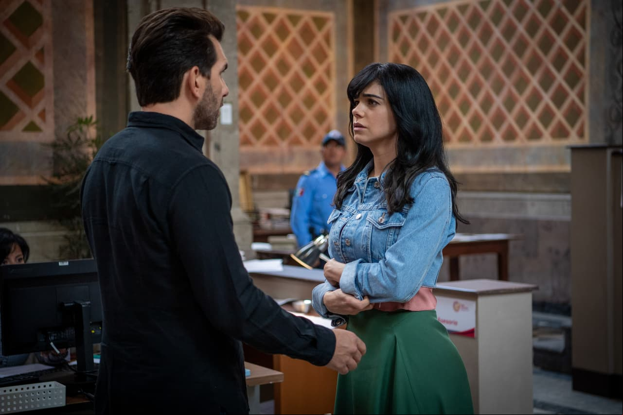 La protagonista de esta gran historia captada mientras grbaa la escena de una no tan afortunada conversación con Alfredo, ¿qué se estarán diciendo?