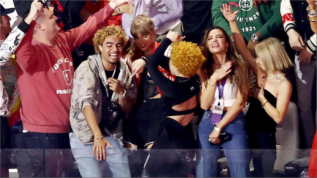 El júbilo de Taylor Swift y sus amigos luego de ver triunfar a los Kansas City Chiefs y su novio Travis Kelce.
