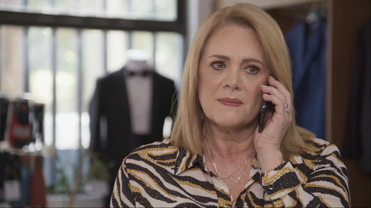 Estela se da cuenta que algo no anda bien y le pide a Ángela averiguar qué hay en ese sobre.