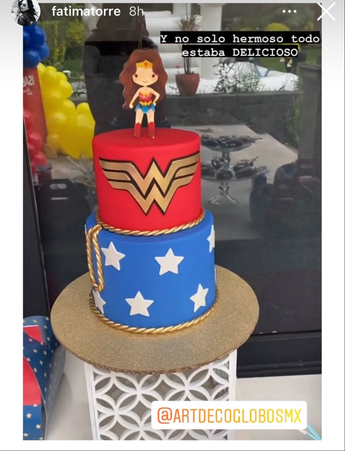 Asimismo, el pastel de la festejada fue decorado con fondant y recreó, en dos piso, el vestuario de la superheroína. Además, en la punto más alto se colocó una muñequita temática.