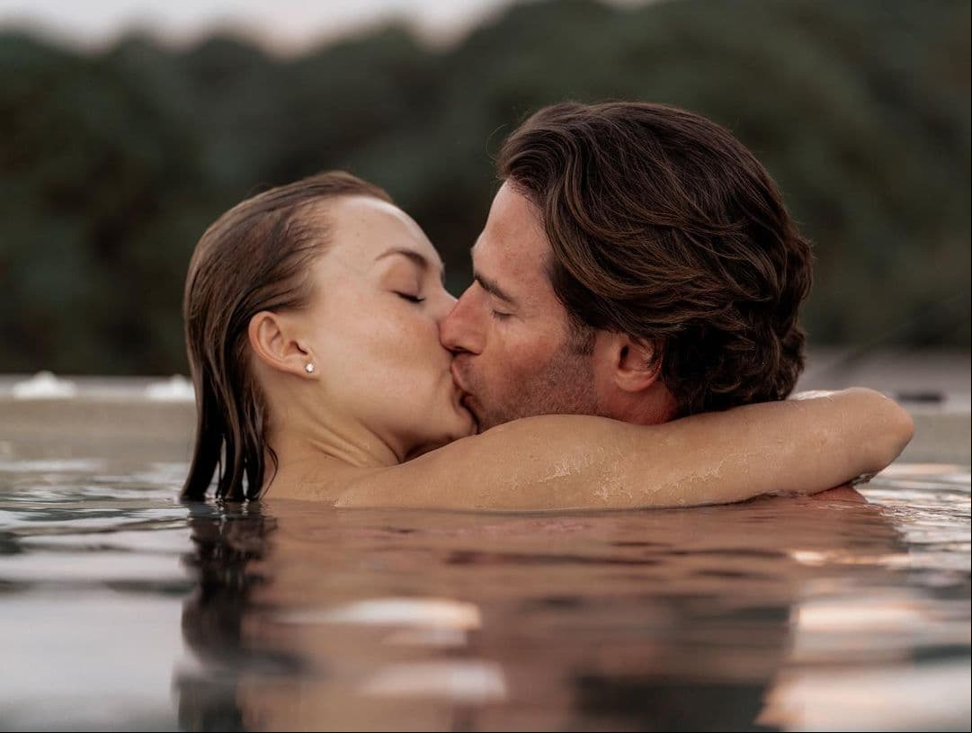 Sebastián Rulli se animó a compartir una fotografía en la que aparece besando a Angelique Boyer. “Amar sin poseer. Acompañar sin invadir. Vivir sin depender. Así es el verdadero AMOR!! El deseo de bienestar y plenitud permanente por la persona que amas. Que dichoso soy de dar y recibir eso a diario. Te Amo @angeliqueboyer !!”.