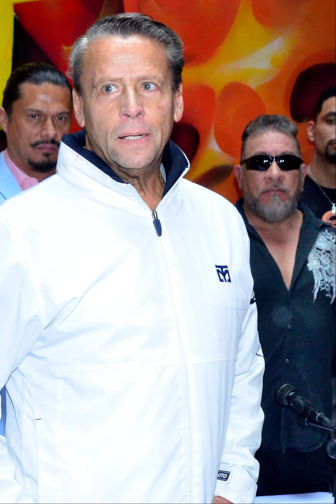 La rivalidad entre Carlos Trejo y Alfredo llegó a tal grado que pactaron una pelea para el 2 de agosto. Debido a que en la conferencia de prensa el cazafantasma lanzó una botella a su contrincante, por la que tuvo que ir al hospital, la pelea se pospuso y finalmente se canceló. Meses después, ambos acudieron al programa Más Noche en el que se enfrentaron en una guerra de rap.