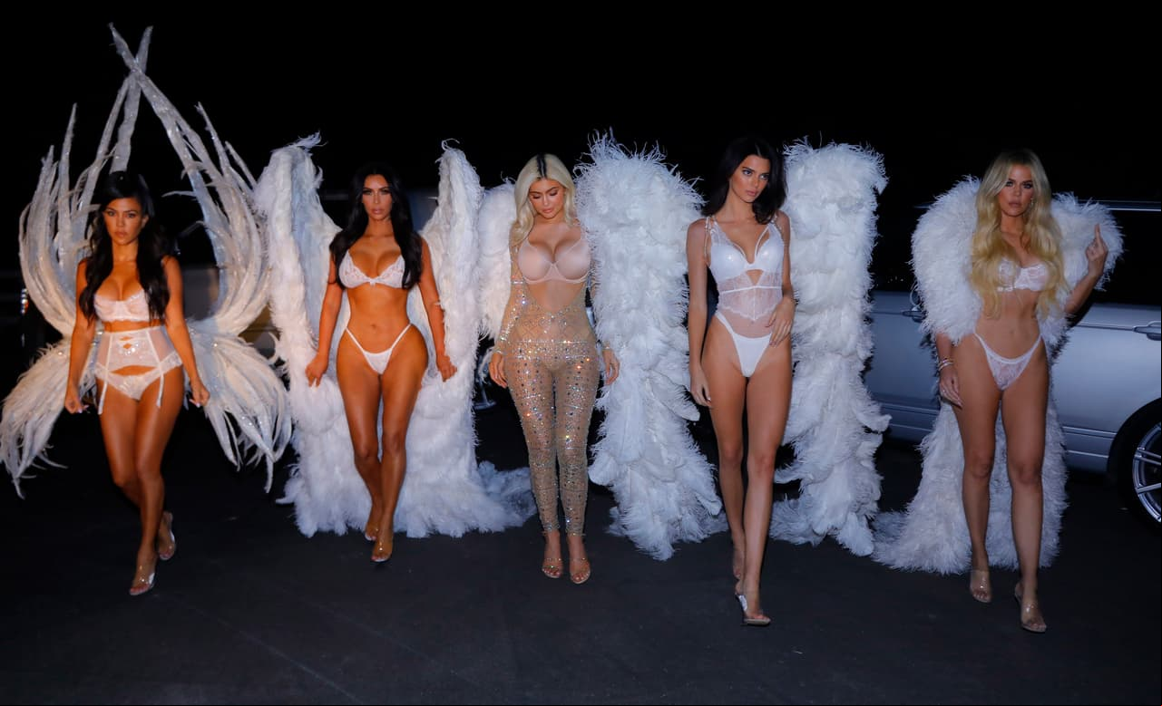 Kim Kardashian, Khloe Kardashian, Kourtney Kardashian, Kylie Jenner y Kendall Jenner como ángeles de Victoria's Secret.