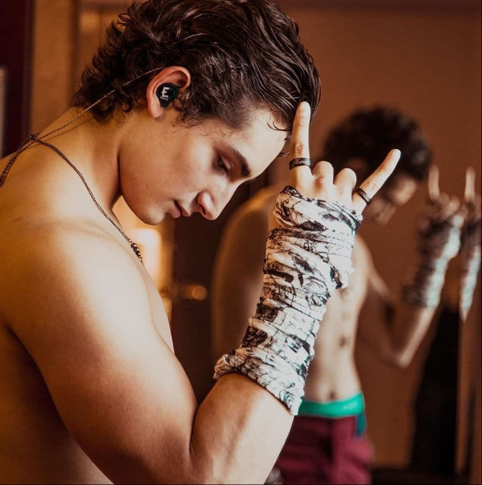 Emilio Osorio cumple 18 años este 25 de noviembre, misma fecha en la que su madre Niurka. A continuación, te contamos en imágenes la trayectoria de este actor y cantante.