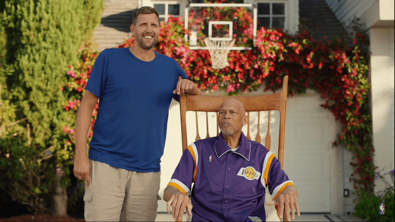 LeBron James podando su jardín y Kareem Abdul-Jabbar enseñando a Dirk Nowitzki el arte del tiro de gancho.