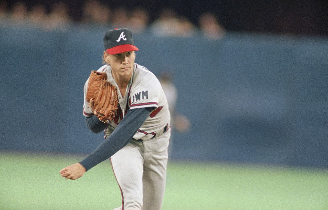 <b>Tom Glavine, LZ, Bravos </b>– Tom debuto con 21 años, y desde el comienzo nada pintaba bie. Permitió dos carreras con cuatro hits en la primera entrada, en la tercer entrada volvió a tener problemas y en la cuarta salió hacia el banquillo con el marcador 11-2 abajo. Glavine se mantiene como el único lanzador desde Squire Potter en permitir 15 corredores en menos de cuatro entradas en su debut.