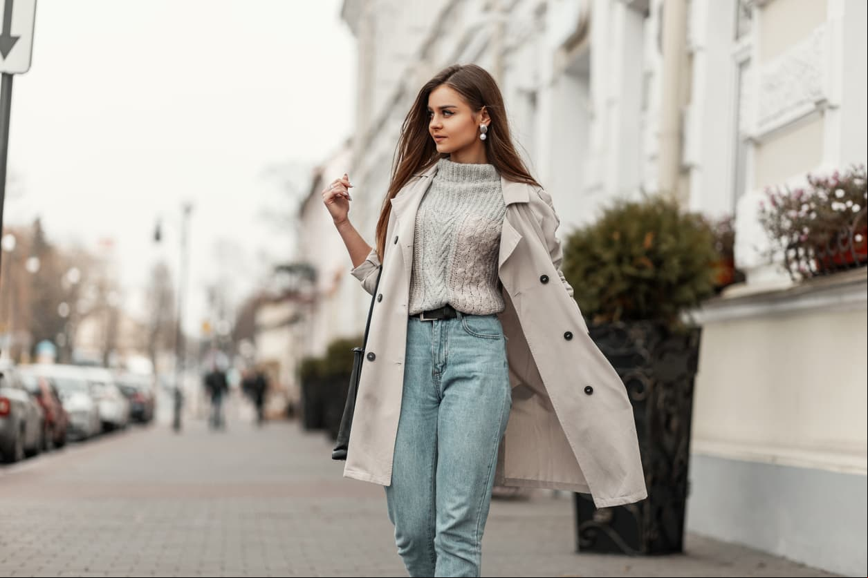 Gabardina. Es elegante y combina con cualquier cosa. La longitud clásica es un poco arriba de la rodilla y los colores clásicos son el azul oscuro, gris y beige.