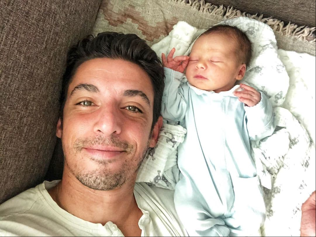 Alberto Guerra subió una fotografía en la que muestra el rostro del bebé.
