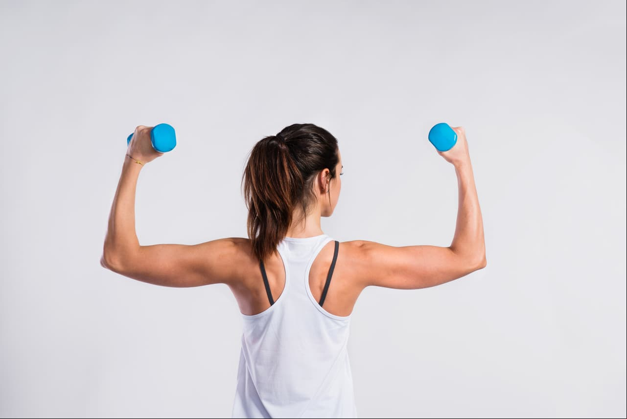 5. Jump the rope. Para eliminar la celulitis de los brazos, lo único que tienes que hacer es tomar unas pesas, imaginar que tienes una cuerda y saltar. Los movimientos circulares deberán durar 30 segundos.