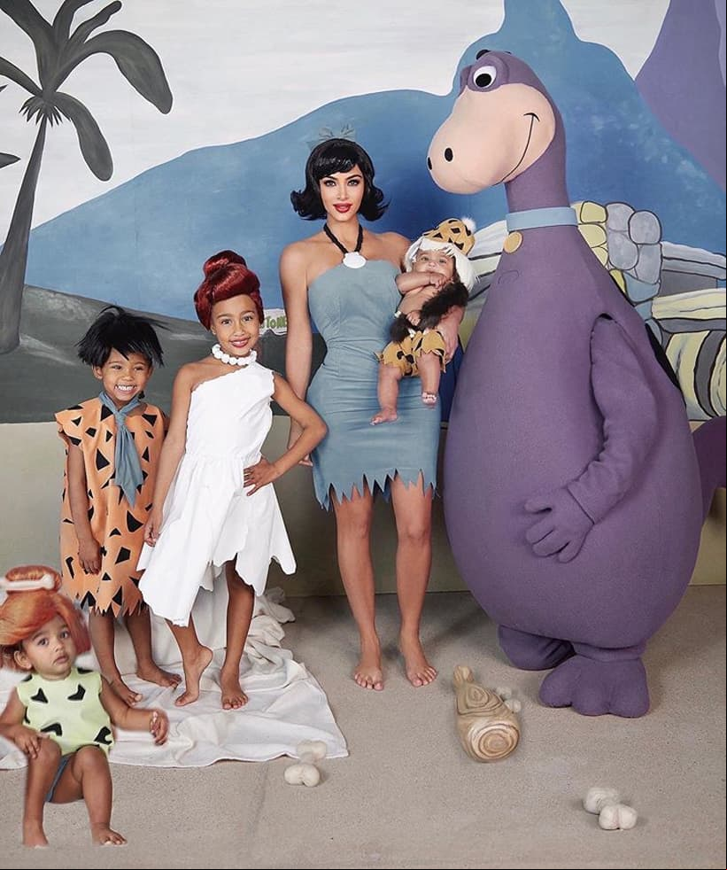 Kim Kardashian recreó una de las escenas más importantes de la película ‘Legalmente rubia’, además se disfrazó de ‘Los picapiedra’ en compañía de sus hijos.