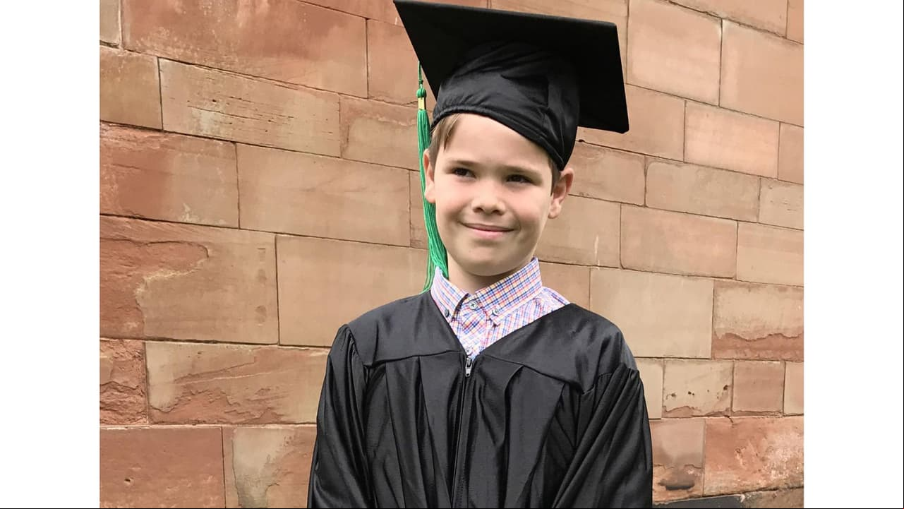 Niño se niega a dar la mano a su maestra durante su graduación por esta impactante razón