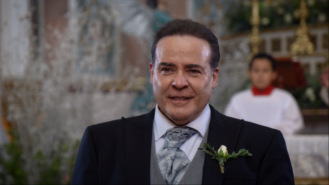 Tanto que su querido padre gallo estaba emocionadísimo de ver a la mujer que ama.