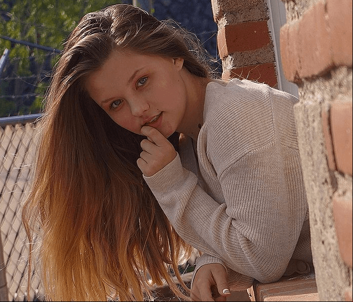 Ahora, convertida ya en toda una adolescente, Isabella causa revuelo en redes sociales, donde comparte detalles de su vida privada.