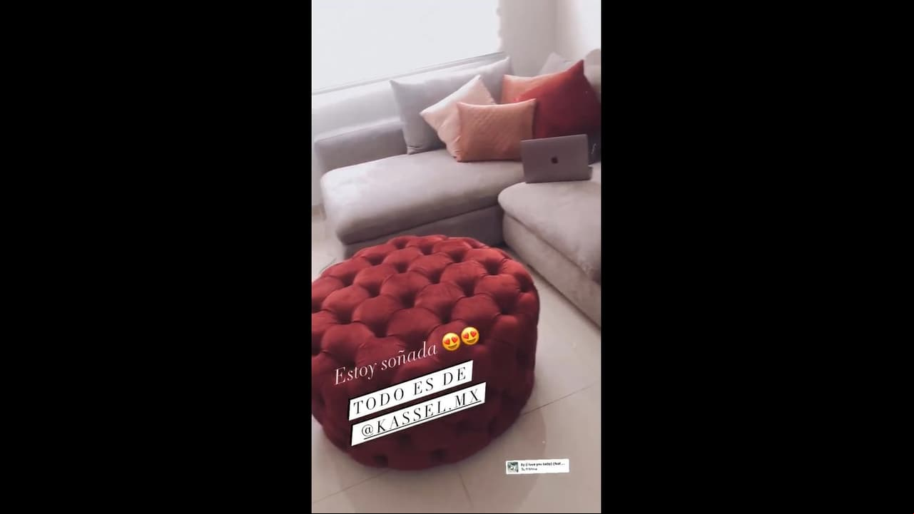 La actriz destacó que uno de los espacios que más le fascinan es su sala, la cual también es de color gris y cojines de colores.