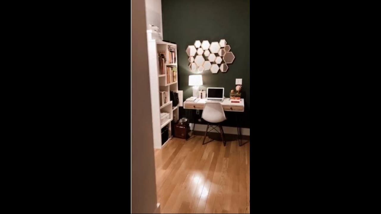 Dentro del departamento, Michelle Salas tiene un pequeño espacio para trabajar, en el que hay un librero blanco, que combina a la perfección con la silla y el escritorio.