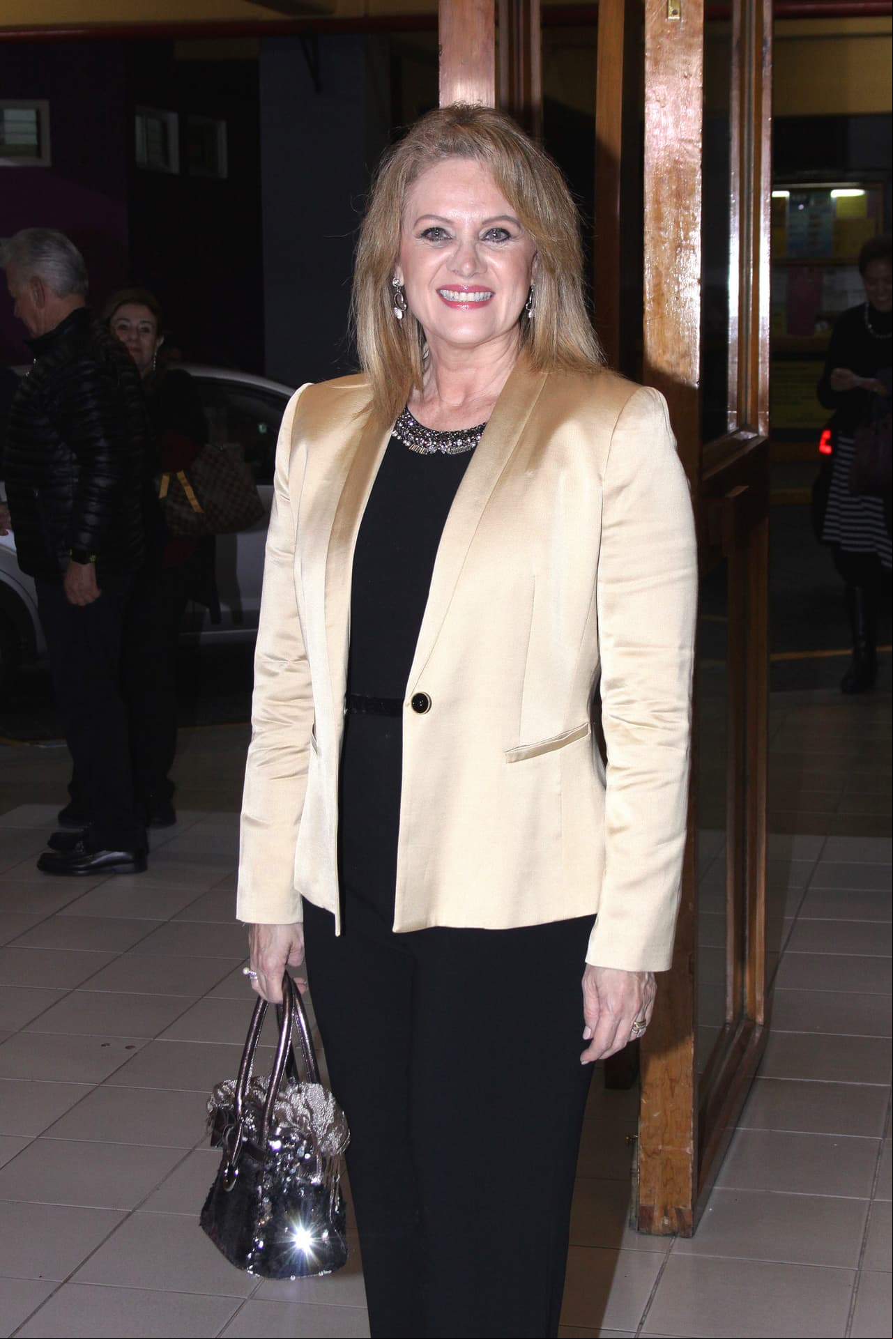 En esta ‘guerra’ de declaraciones, Erika Buenfil tomó nuevamente sus redes sociales y en una transmisión en vivo de Instagram lamentó que en medio de los difíciles momentos por los que atraviesa el mundo, la gente se ponga a mentir.
