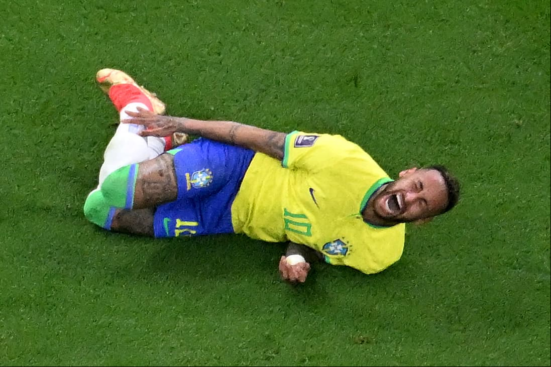 Neymar se fue lastimado ante Serbia y será baja con Brasil.
