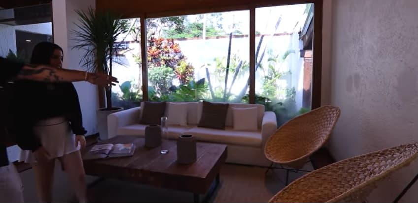 La sala es un lugar clave de la casa, ya que tiene vista a la piscina y al otro extremo donde se encuentra el jardín. Además, cerca de ella se encuentra un desayunador.