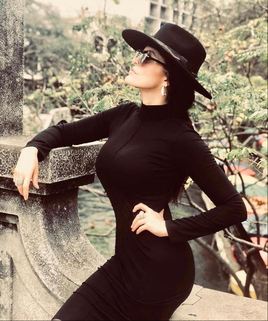 En su cuenta oficial de Instagram, que tiene más de 1.9 millones de seguidores, comparte looks en los que predominan los tonos oscuros.