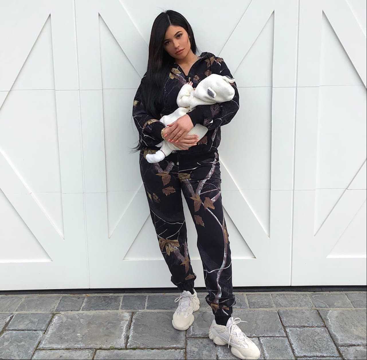 Kylie Jenner muestra el rostro de su bebé