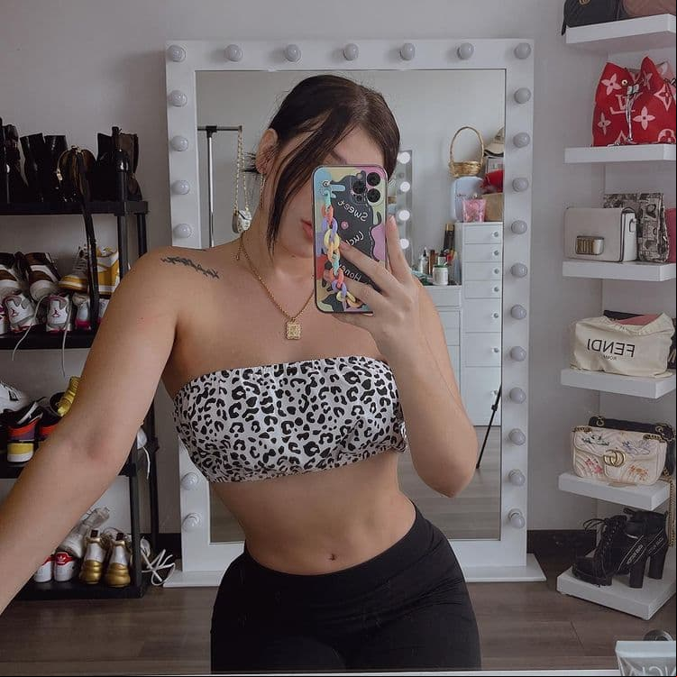 "Si notan algo raro en su cuerpo sea lo que sea revísate, lee, investiga, nuestro cuerpo no nos miente, amamos vernos chulas pero la salud está primero, ojo no estoy diciendo que no se pongan boobs y no a todas nos pasa esto, pero a algunas si nos traen consecuencias", publicó.