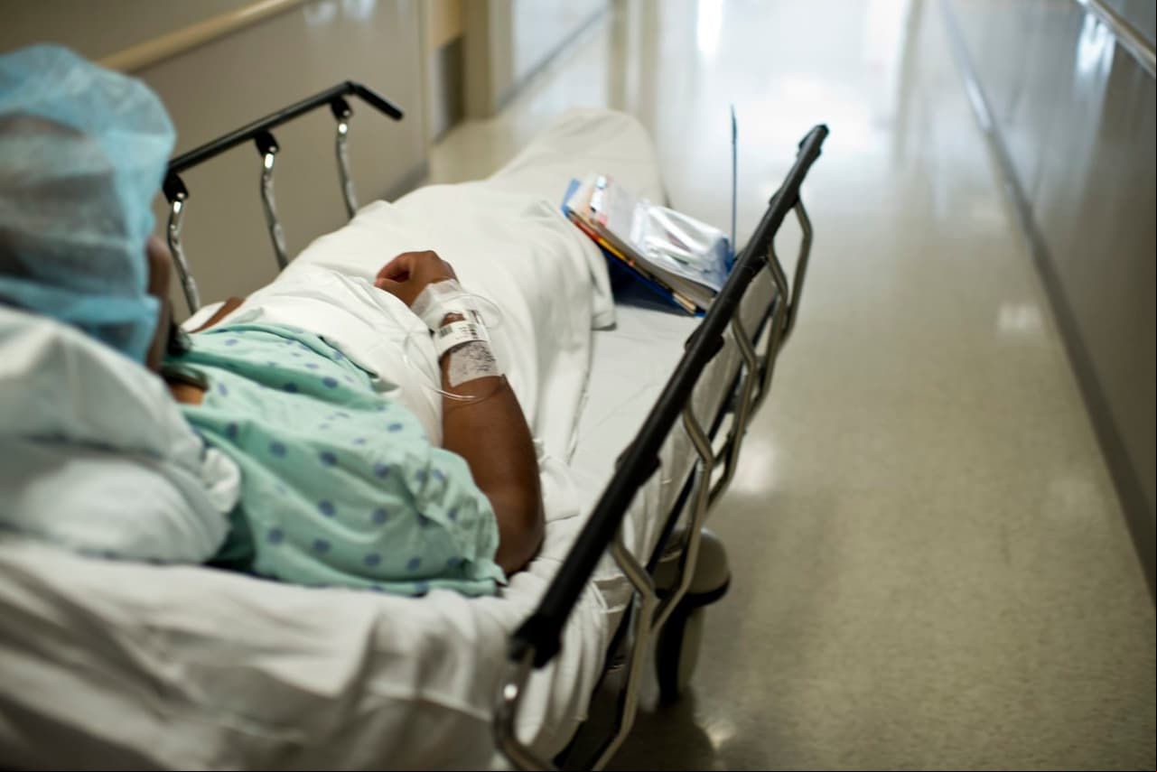 "Me humilló en medio del dolor": cuando un viaje a urgencias termina con una agresión racista