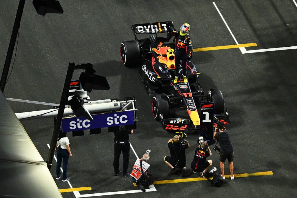 'Checo' Pérez ganó su quinta carrera en la Fórmula 1 en el Gran Premio de Arabia Saudita y su podio 28 en la máxima categoría del automovilismo.