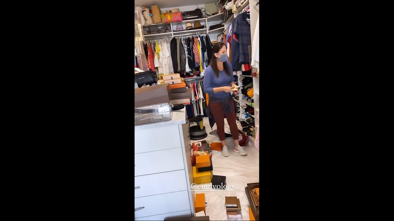 A través de su cuenta oficial de Instagram, la conductora reveló que con ayuda de profesionales comenzó una depuración y organización especializada de todas las prendas que tiene ahí, que van desde zapatos, pantalones, sombreros y bolsas.