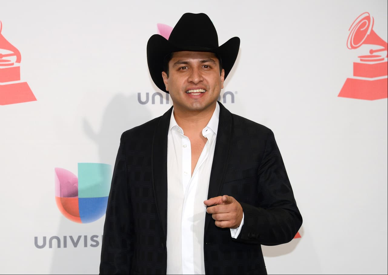 Julión Álvarez reaparece con varios kilos de más y dice: "Mañana me pongo a dieta"