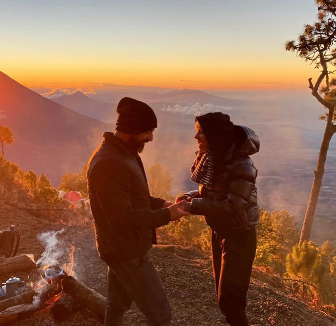 Regina Murguía, cantante del grupo JNS, fue quien también anunció su compromiso con el también cantante Tono Beltranena en febrero de 2020. Dos imágenes en la naturaleza y un emotivo mensaje a su prometido fueron la manera con la que la michoacana compartió la noticia junto al integrante del grupo Magneto.