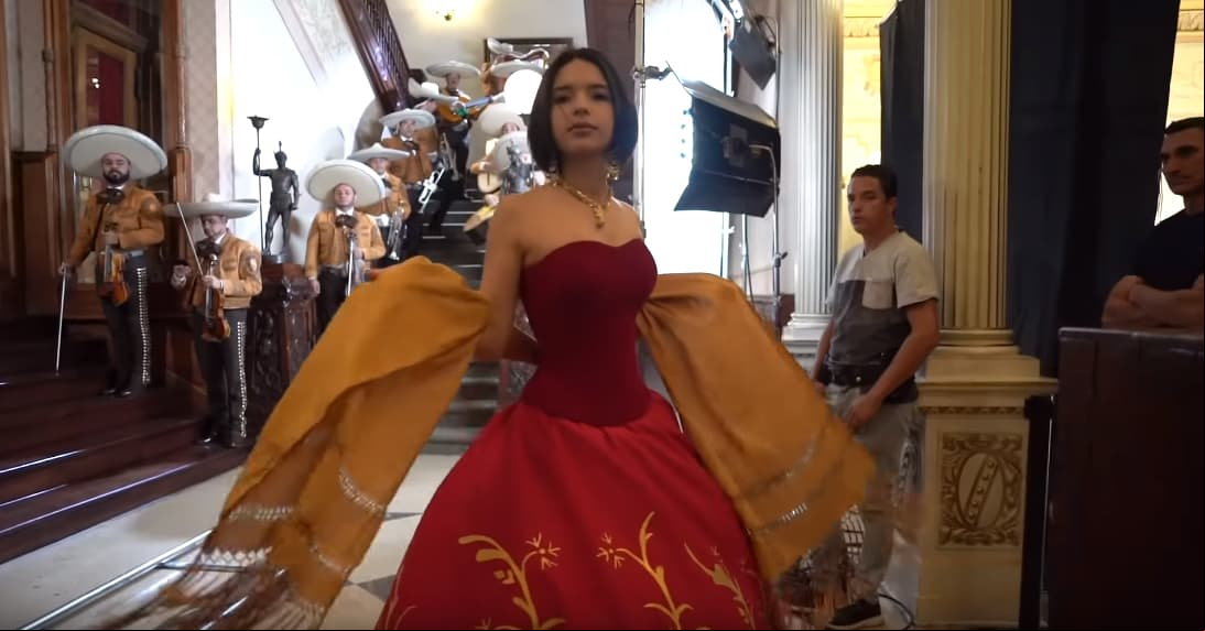 Ángela Aguilar lanzará el próximo 31 de enero su nuevo disco en el cual rendirá tributo a Selena Quintanilla. Previo al lanzamiento del clip de su sencillo ‘No me queda más’, la joven, de 16 años, mostró en su canal de Youtube un detrás de cámaras en donde presumió los seis cambios de vestuario.