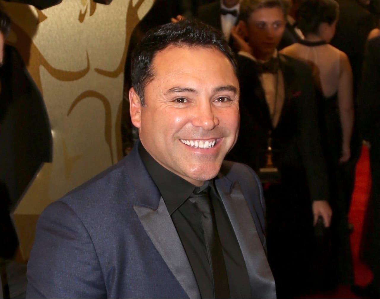 ¿Es él? Oscar de la Hoya, ex boxeador, luce irreconocible tras rejuvenecimiento facial