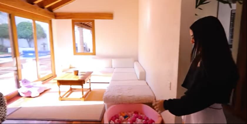 Cerca de la sala se encuentra un cuarto dedicado al esparcimiento de Kima, cuenta con vista a la alberca, una pequeña alberca de pelotas, un sillón de unicornio, otros más grandes, una mesa central y una televisión.