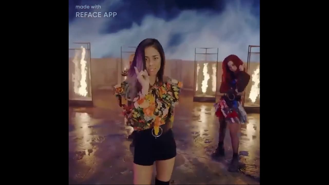Incluso apareció con el cabello pintado de las puntas en tonalidades moradas. “Para las que me querían ver lacia”, señaló.