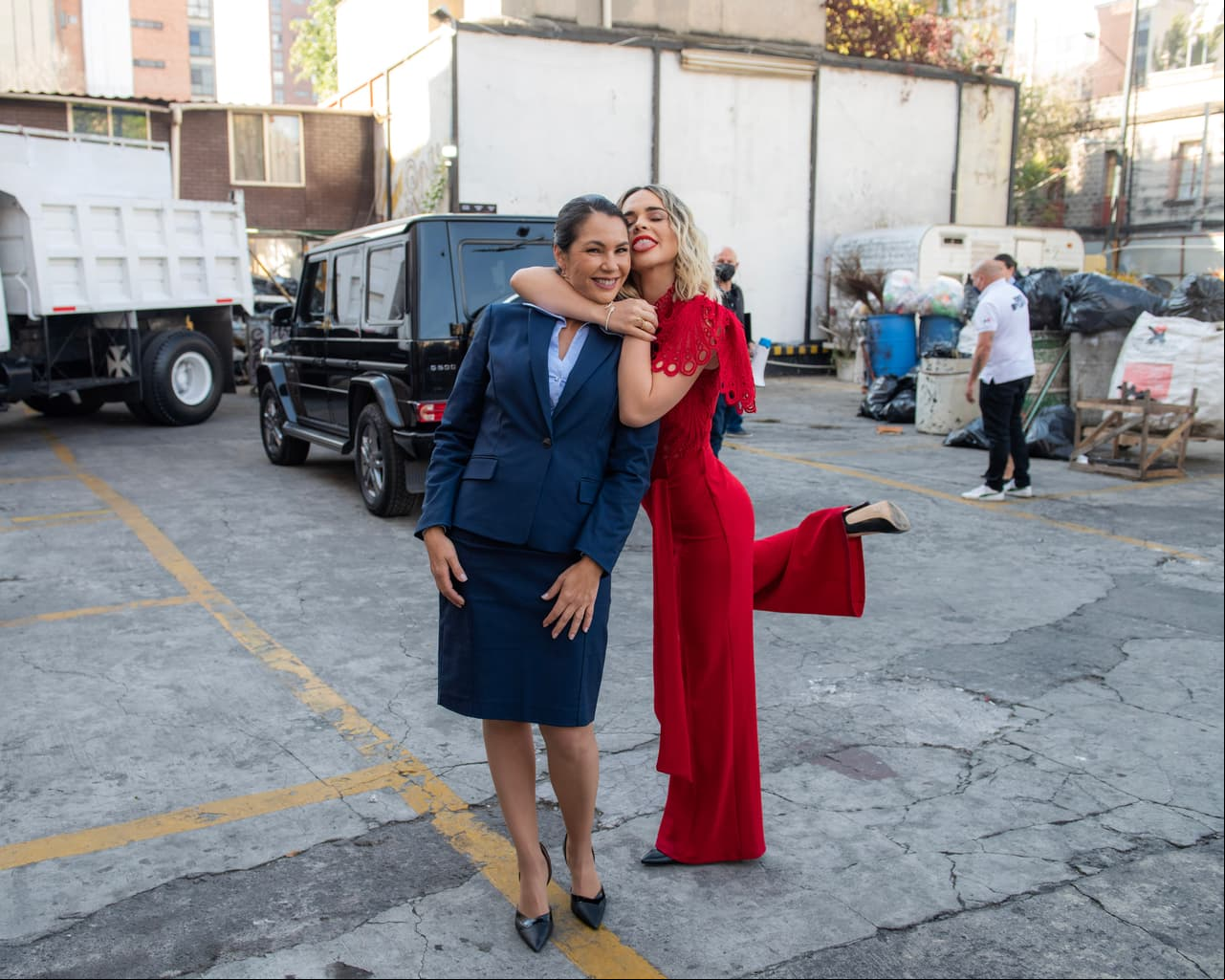 Al final, Paola Toyos y Fabiola Guajardo posaron para la cámara de Las Estrellas para enmarcar este momento de "Los ricos también lloran".