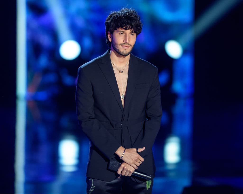 Sebastián Yatra hizo su debut en los Premios Juventud 2020 como conductor.